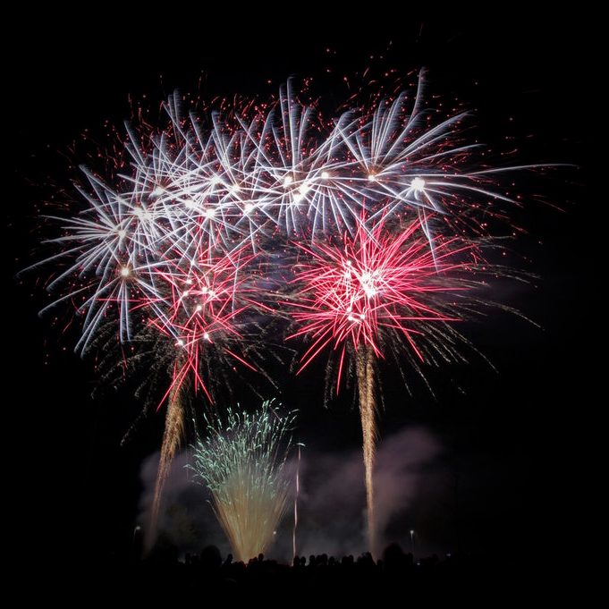 Bunte Feuerwerke erleuchten den Nachthimmel mit roten, weißen und blauen Farben.